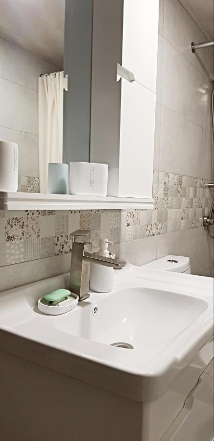 Bright And Cozy Apartment On Aghmashenebeli Avenue Tbilisi Esterno foto