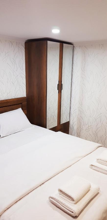Bright And Cozy Apartment On Aghmashenebeli Avenue Tbilisi Esterno foto